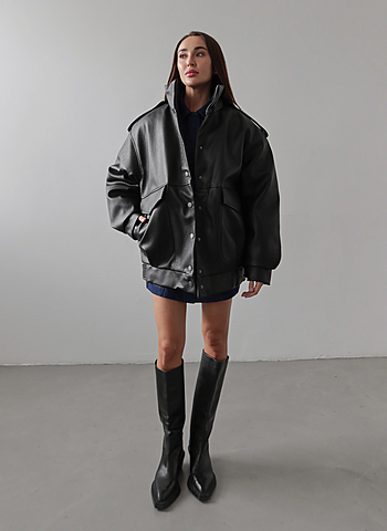 Утепленный бомбер оверсайз из фактурной кожи 023 Черный